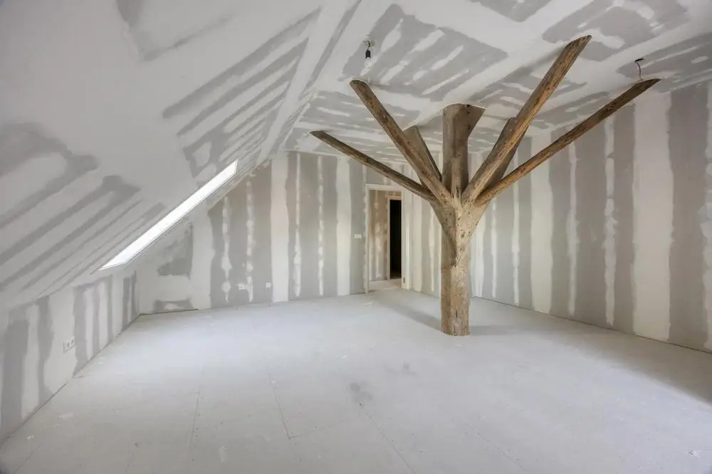 First floor: the king post and its braces