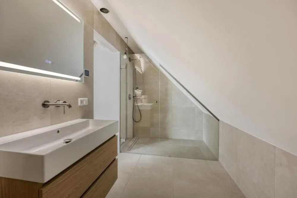 En-suite bathroom with a walk-in rain shower
