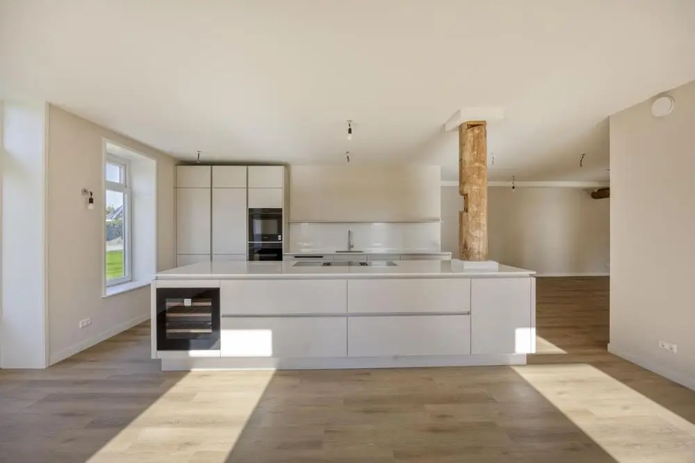 The kitchen-diner with cooking island